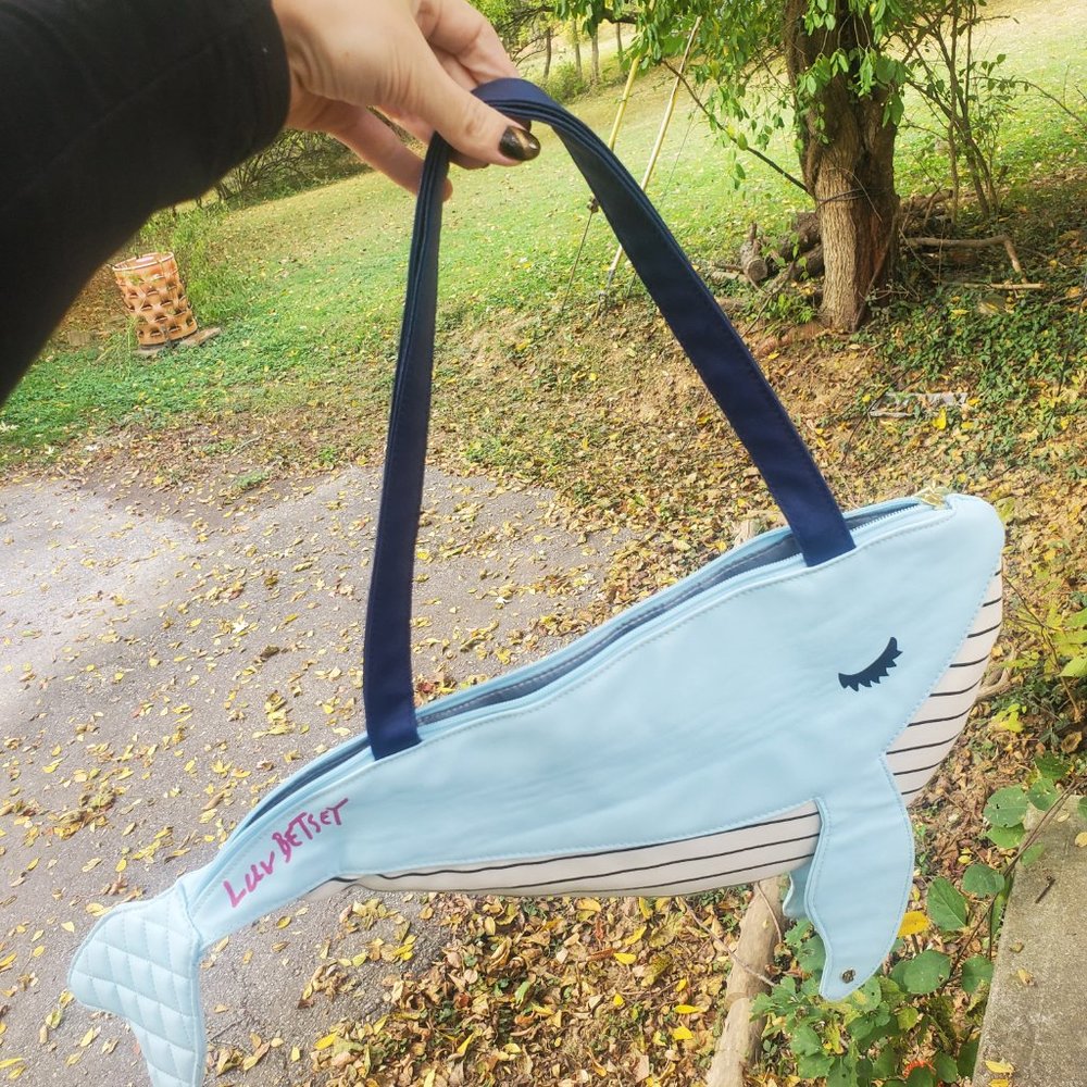 Betsey Johnson Fudgey the Whale insulated bag - Picture 2 of 3